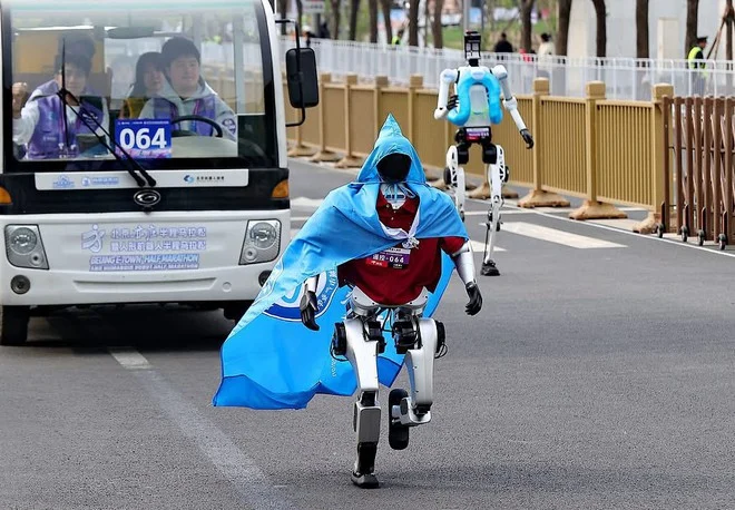 Robot chạy marathon: Đường đua thành sân khấu hài - Ảnh 3.