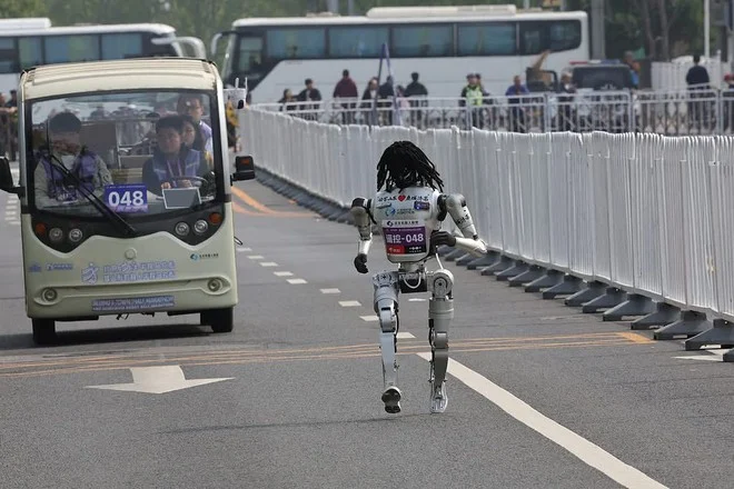 Robot chạy marathon: Đường đua thành sân khấu hài - Ảnh 5.