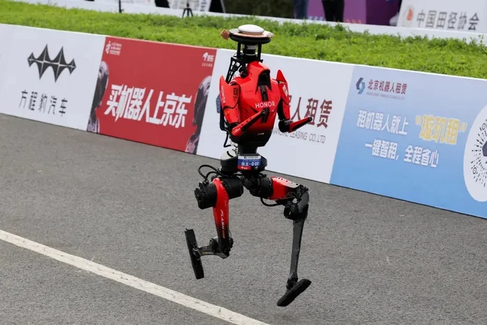 Robot chạy marathon: Đường đua thành sân khấu hài - Ảnh 1.
