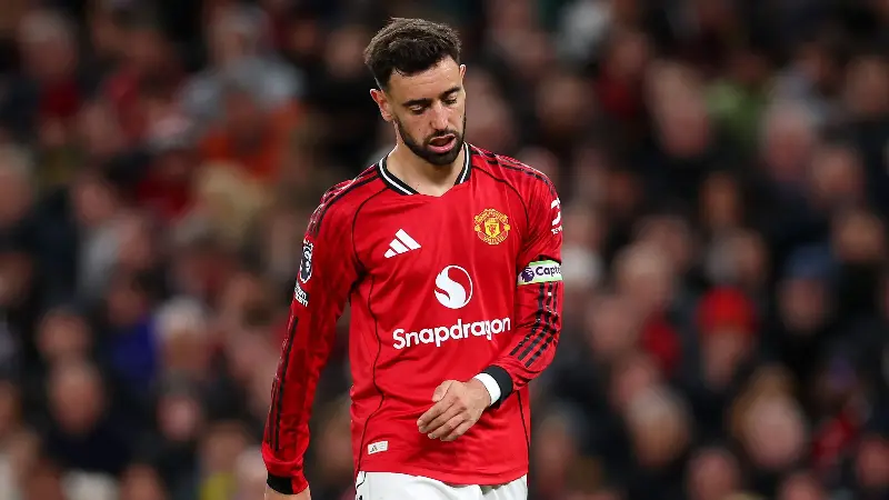 Fernandes refuses to talk about ref