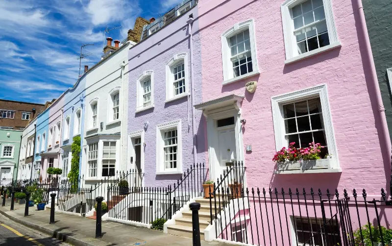 Terraced town houses on Bywater Street in Chelsea - Alamy/Alex Segre