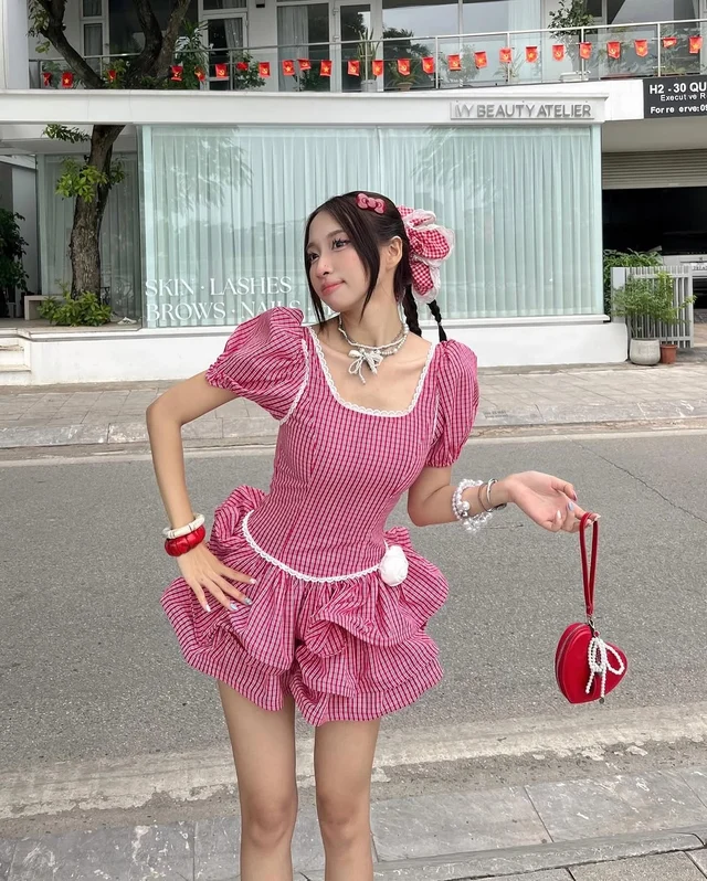Pink makes a proud return to women's wardrobes - Photo 1.