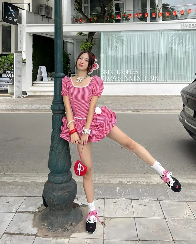 Pink makes a proud return to women's wardrobes - Photo 2.