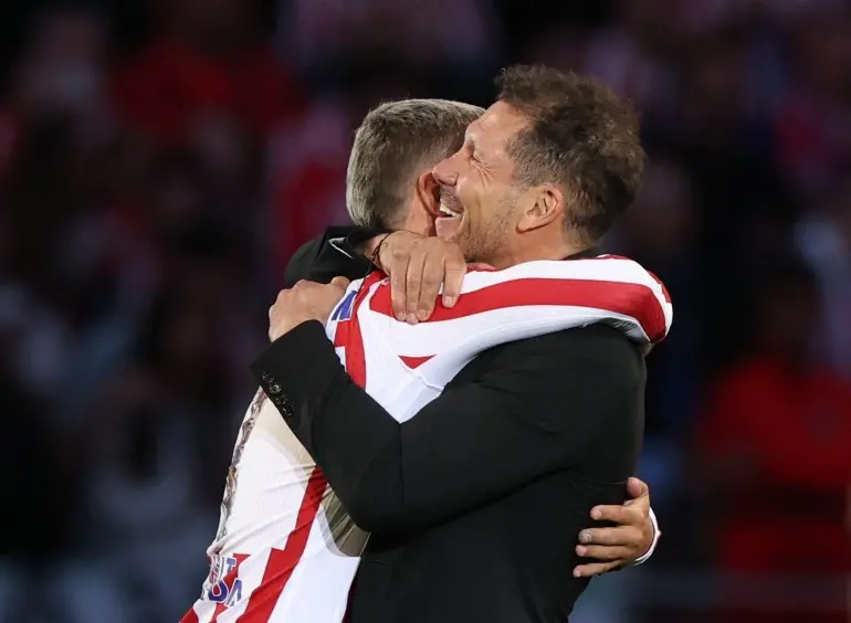 Soccer Football - LaLiga - Atletico Madrid v Girona - Riyadh Air Metropolitano, Madrid, Spain - May 17, 2026 Atletico Madrid's Antoine Griezmann hugs Atletico Madrid coach Diego Simeone after playing his last home match for the club REUTERS/Isabel Infantes