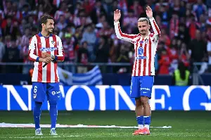 شاهد.. الفرنسي غريزمان يودع أتلتيكو مدريد بالدموع
