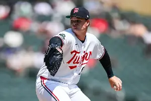 Twins offense withstands shaky bullpen, defense as they close ground before trade deadline