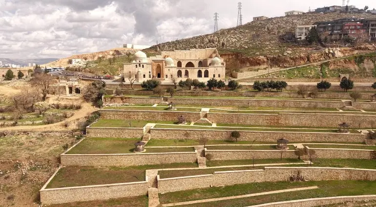 أُعيد افتتاح المدرسة القاسمية التاريخية في مدينة ماردين جنوب شرقي تركيا كمركز للتعليم، بعد انقطاع دام نحو قرن، وفق ما يظهر في لقطة جوية للبلدة القديمة. وتُعد المدرسة، التي خرّجت آلاف العلماء على مدى نحو 520 عامًا، من أبرز المعالم التعليمية في المنطقة، حيث تستضيف حاليًا دروسًا لمرحلتي البكالوريوس والدراسات العليا خمسة أيام في الأسبوع، داخل خمسة صفوف دراسية مخصصة لطلاب جامعة ماردين آرتقلو. ( Halil İbrahim Sincar - وكالة الأناضول )