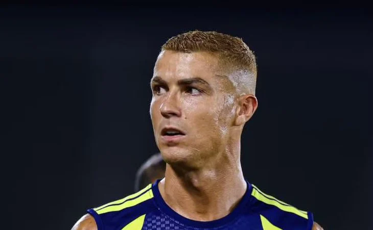 Ronaldo changes his hairstyle after getting married, preparing to conquer the milestone of 1000 goals - Photo 1.