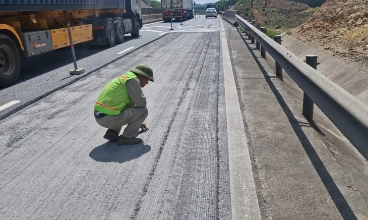 Contractors are repairing rutting on the Van Ninh - Cam Lo expressway - Photo 1.