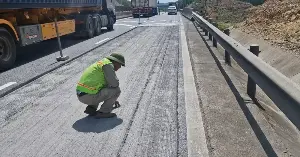 Contractors begin repairing rutting on the Van Ninh - Cam Lo expressway.