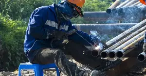 Companies are rushing to meet deadlines and are hiring construction engineers with salaries of 35 million VND.