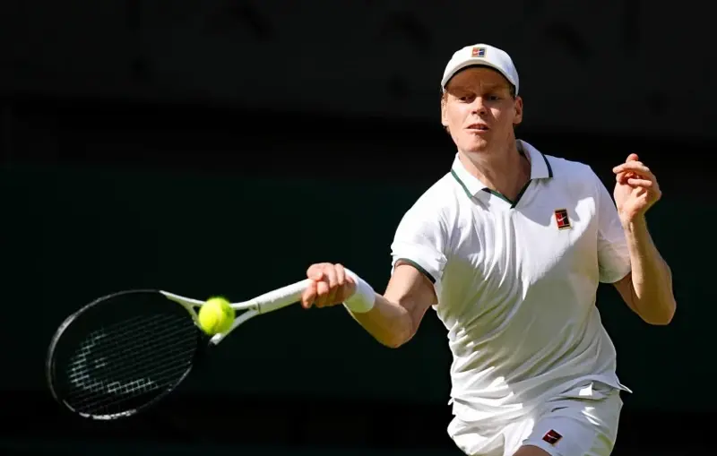 Jannik Sinner makes an effort to save the ball in the 5-set match.
