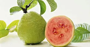 5 types of red fruits that fight aging and boost collagen production.
