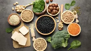 How to get 50–100g of protein daily on a vegetarian diet without eating meat or eggs?