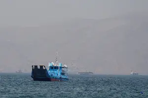 تحذير من رسائل نصب تعرض على السفن مرورا آمنا عبر هرمز