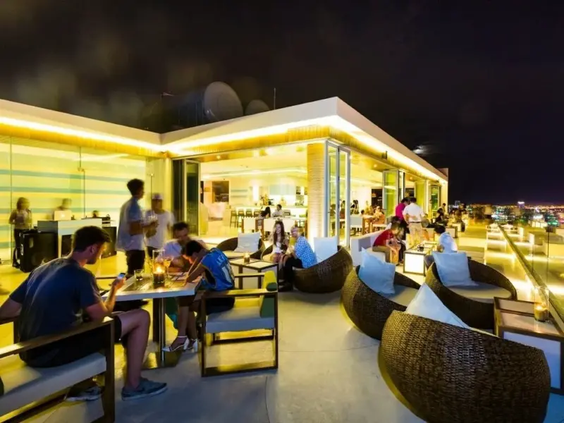a-la-carte-da-nang-beach-brings-you-to-experience-watching-many-fireworks-from-the-rooftop-bar