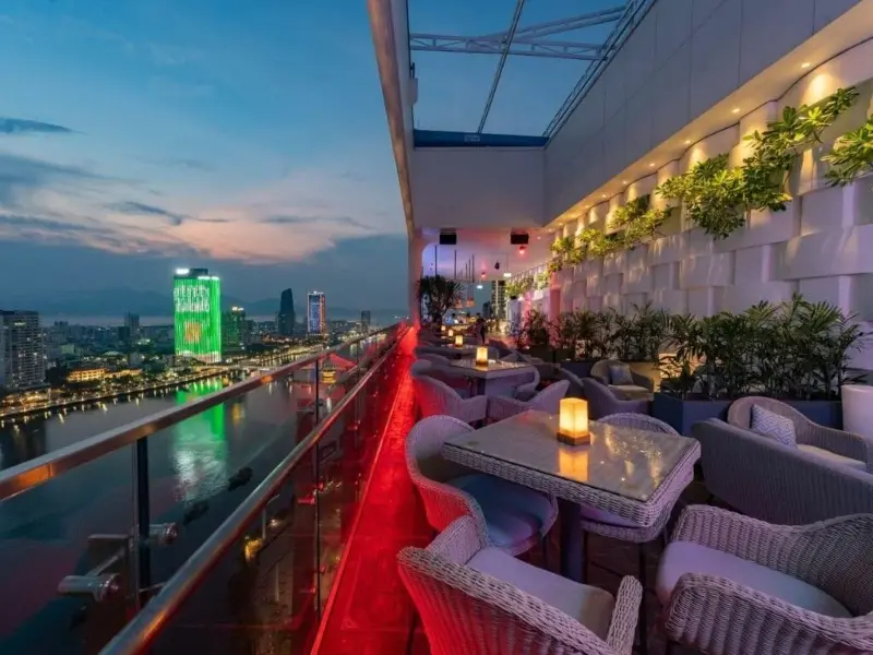 The cozy atmosphere at Wink will give you a complete fireworks viewing experience.
