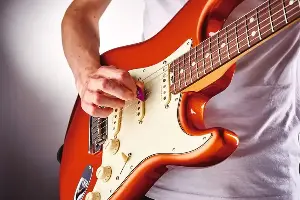 Do you know that there's a right and wrong way to hold a guitar pick? How to best handle your plectrum while playing