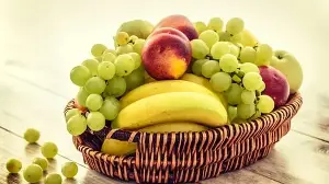 Should you eat fruits in the morning? Dietician clears common myths about timing, hydration and detox