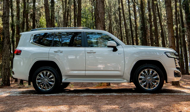 Toyota's most luxurious 7-seater SUV in Vietnam now comes in a hybrid version, priced at 4.71 billion VND - Photo 2.