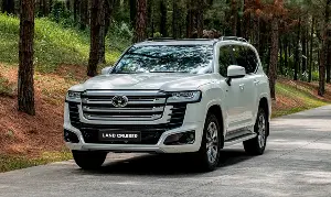 Toyota's most premium 7-seater SUV in Vietnam now comes in a hybrid version, priced at 4.71 billion VND.