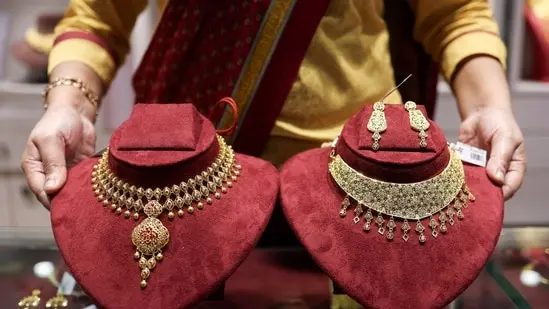 Make sure the jewellery you buy has genuine craftsmanship details. 