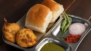 Healthy Vada Pav Recipe: Homemade Mumbai Style Snack Guilt-Free Makeover With Low Calorie And Whole Grains