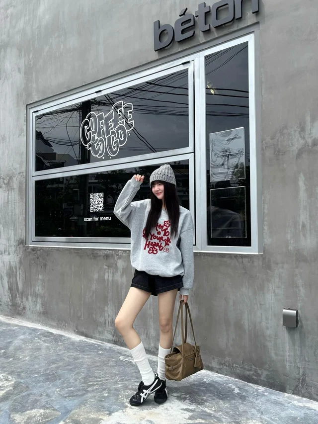 Energetic on the streets, elegant in the office with a sweater - Photo 4.