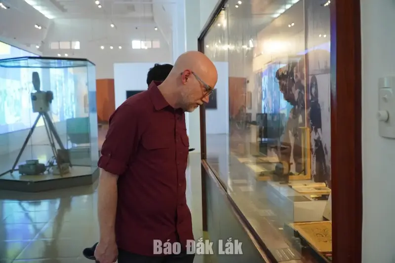 Tourists learn about history at the Dak Lak Museum.