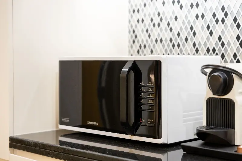 Microwaves cause the water molecules in food to vibrate rapidly to produce heat, which cooks or heats up the food. 