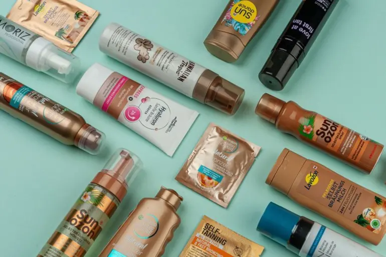 كبسولات التسمير تَعد بالحصول على بشرة ذات سُمرة ساحرة نابعة من الداخل، وذلك دون الحاجة للتعرض لأشعة الشمس أو استخدام مستحضرات التسمير الذاتي أو جهاز التسمير الاصطناعي، غير أنها لا تخلو من المخاطر الصحية. (النشر مجاني لعملاء وكالة الأنباء الألمانية “dpa”. لا يجوز استخدام الصورة إلا مع النص المذكور وبشرط الإشارة إلى مصدرها.) عدسة: dpa صور: dpa