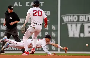 Red Sox doomed by sloppy play vs. Mariners, suffer sixth loss in last eight games