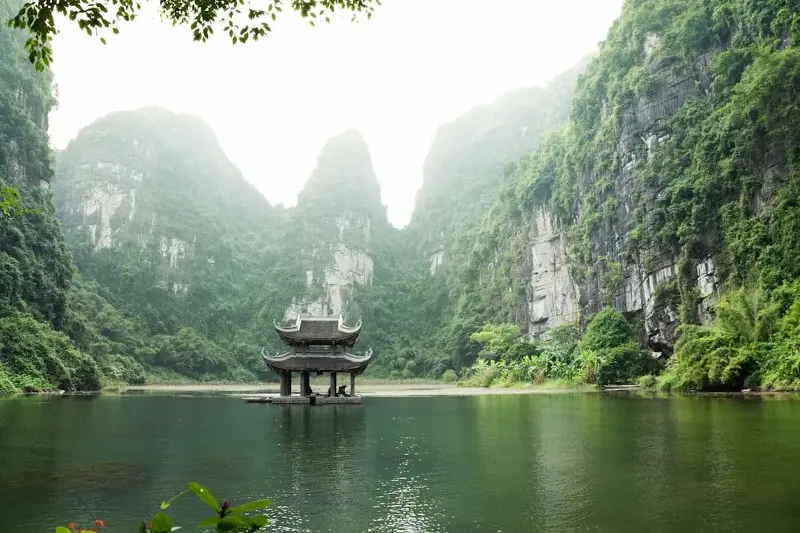 The city offers a mix of nature and nostalgia, with waterfalls, flower gardens, and serene lakes defining its landscape.