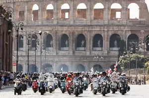 Vespa’s 80th Anniversary draws 25,000 scooters to Rome