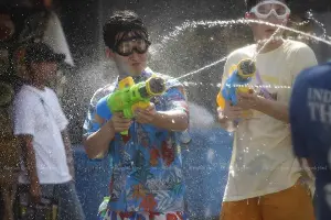 Songkran revellers undeterred by heat