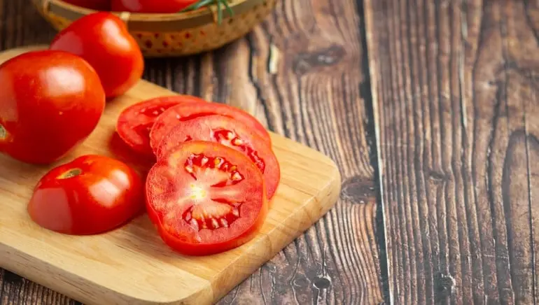 Tomato and turmeric face pack