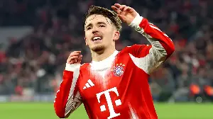 One question even makes him laugh! Lennart Karl takes a trip down memory lane with FC Bayern – and into the future?