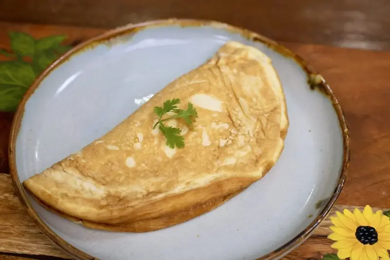 The omelette requires minimal ingredients for a healthy snack. 