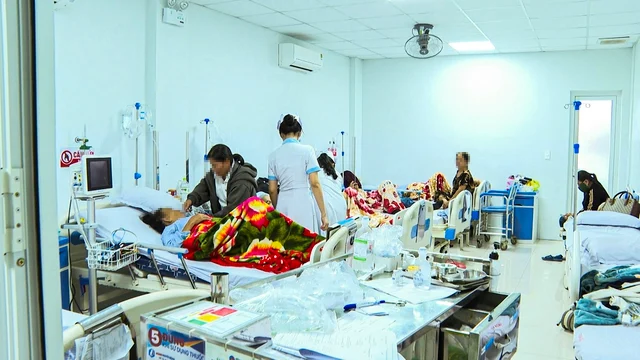 Many people in Quang Ngai suffered food poisoning suspected from eating bread - Photo 1.