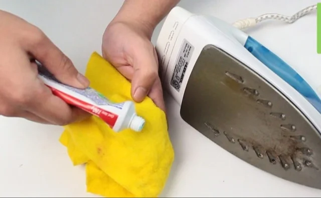 Here are 6 ways to clean a burnt-out iron, free from glue and plastic residue, in 5 minutes - Photo 2.