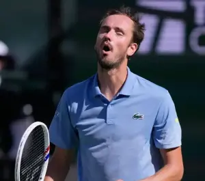 Medvedev fined $7,000 for smashing racket 7 times