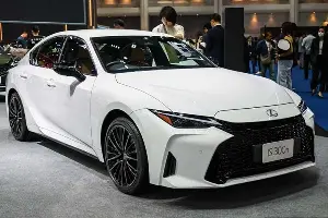 The 2026 Lexus IS300h, priced at 2.29 billion VND, has been launched in Thailand. Will it be available in Vietnam?