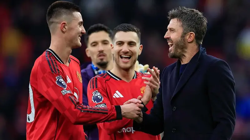 Senior stars back Carrick for permanent role