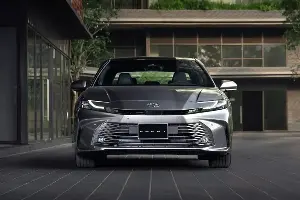 Toyota Camry price reduced by 140 million VND, only hybrid version available.