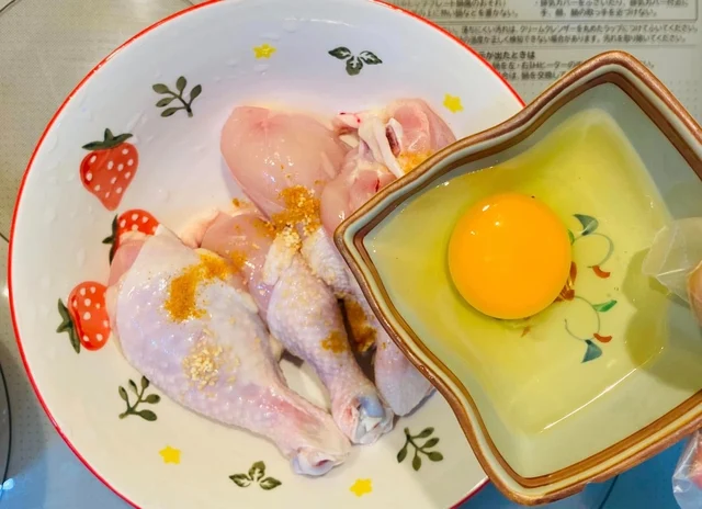 Cách làm đùi gà chiên giòn lắc phô mai dễ làm tại nhà cho trẻ nhỏ mê tít - Ảnh 2.