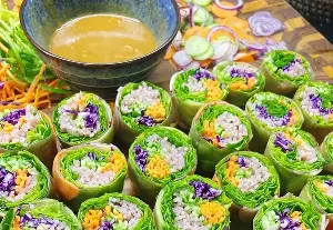 Foreign tourists reveal 10 must-try affordable specialties in Vietnam.
