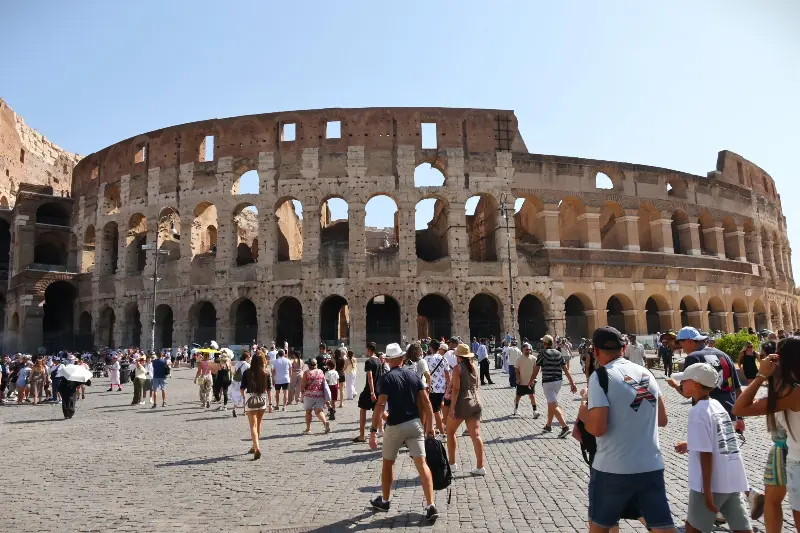 Despite the scorching heat, a large number of tourists still visited the Colosseum in Rome. Photo: Viet Hai - Vietnam News Agency correspondent in Italy.