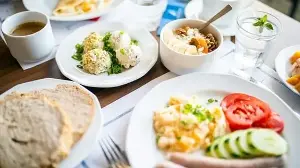 UK surgeon explains how meal timing impacts weight loss, why eating more calories early in the day is better