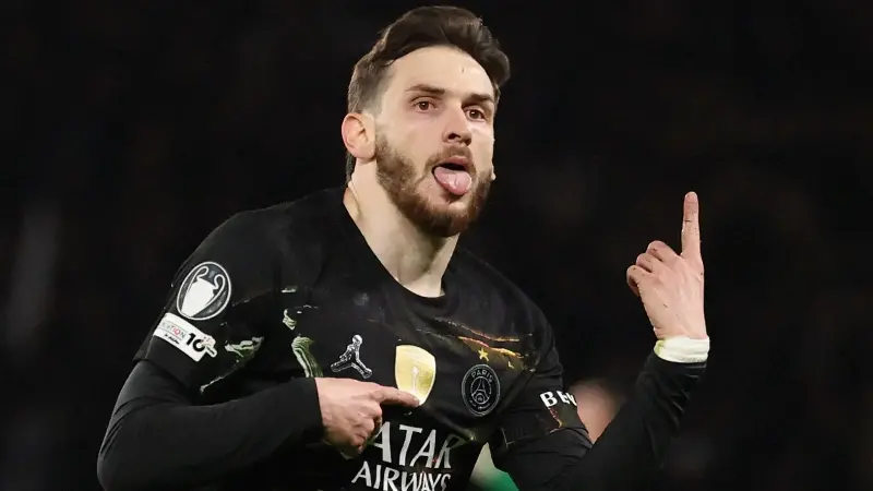 How much did Kvaratskhelia cost PSG?