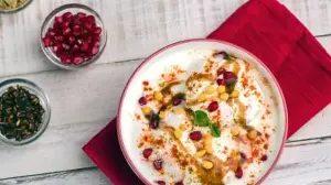 Classic Dahi Bhalla and Dahi Vada Recipes for Holi: Perfect Yoghurt and Lentil Combo for Your Guests